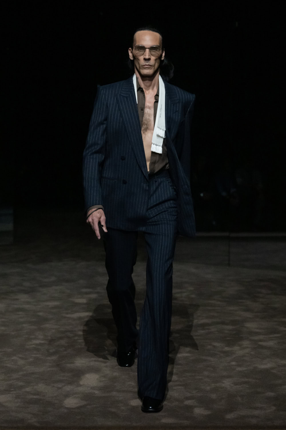 Мужской костюм в тонкую полоску с расстёгнутой рубашкой Tom Ford SS27
