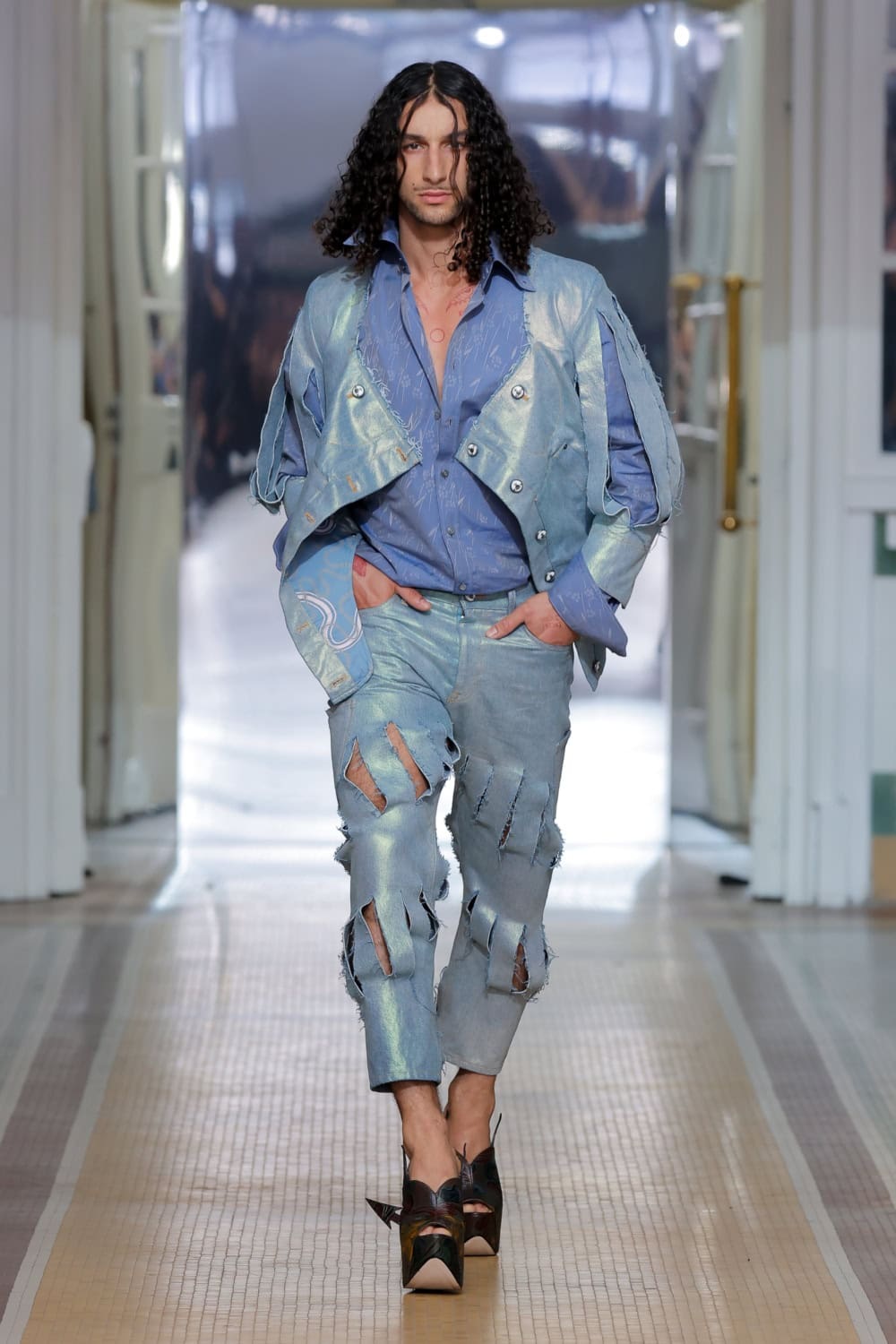 Голубой образ Vivienne Westwood с укороченным жакетом и денимом с прорезями