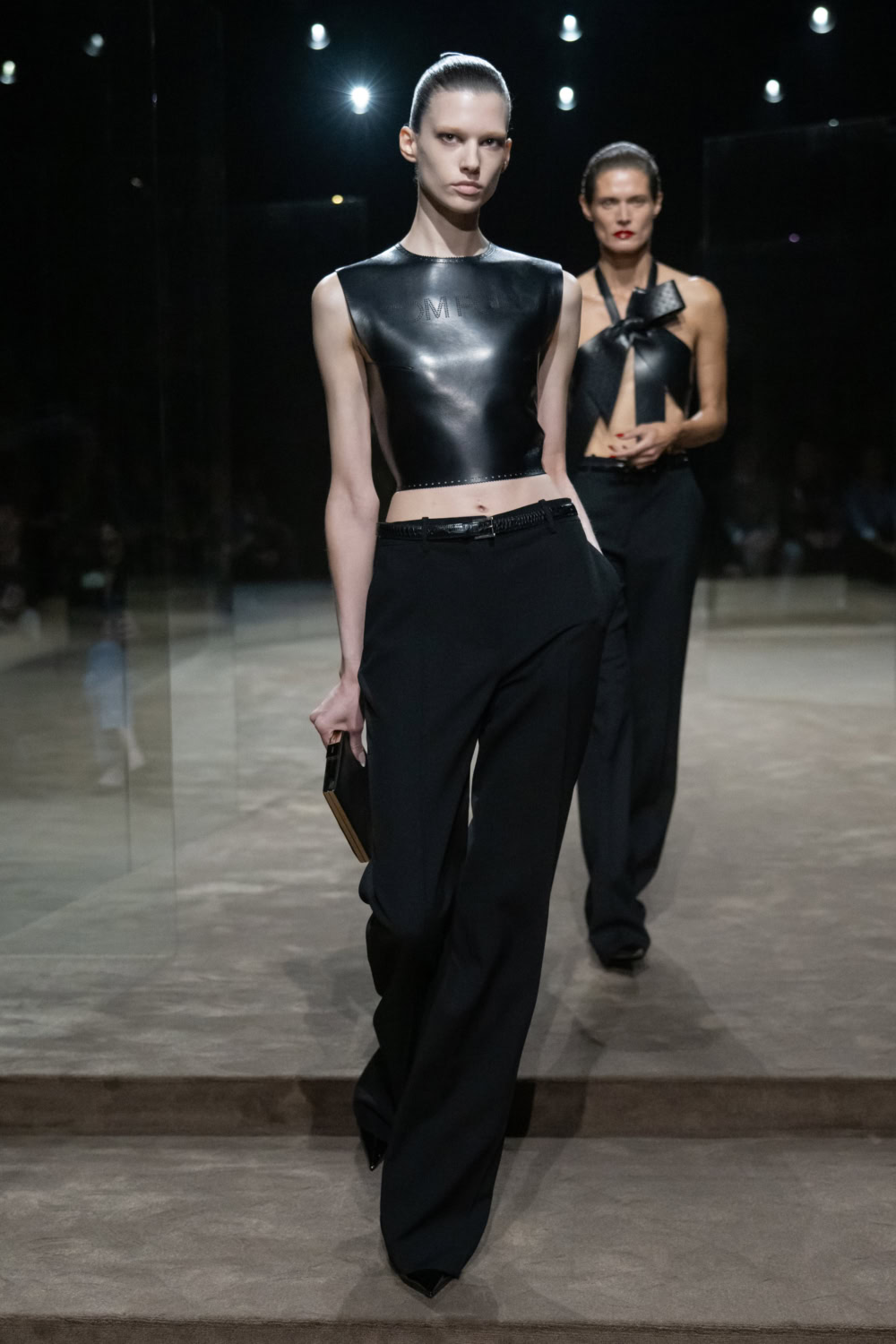 Чёрный кожаный топ и брюки на показе Tom Ford SS27