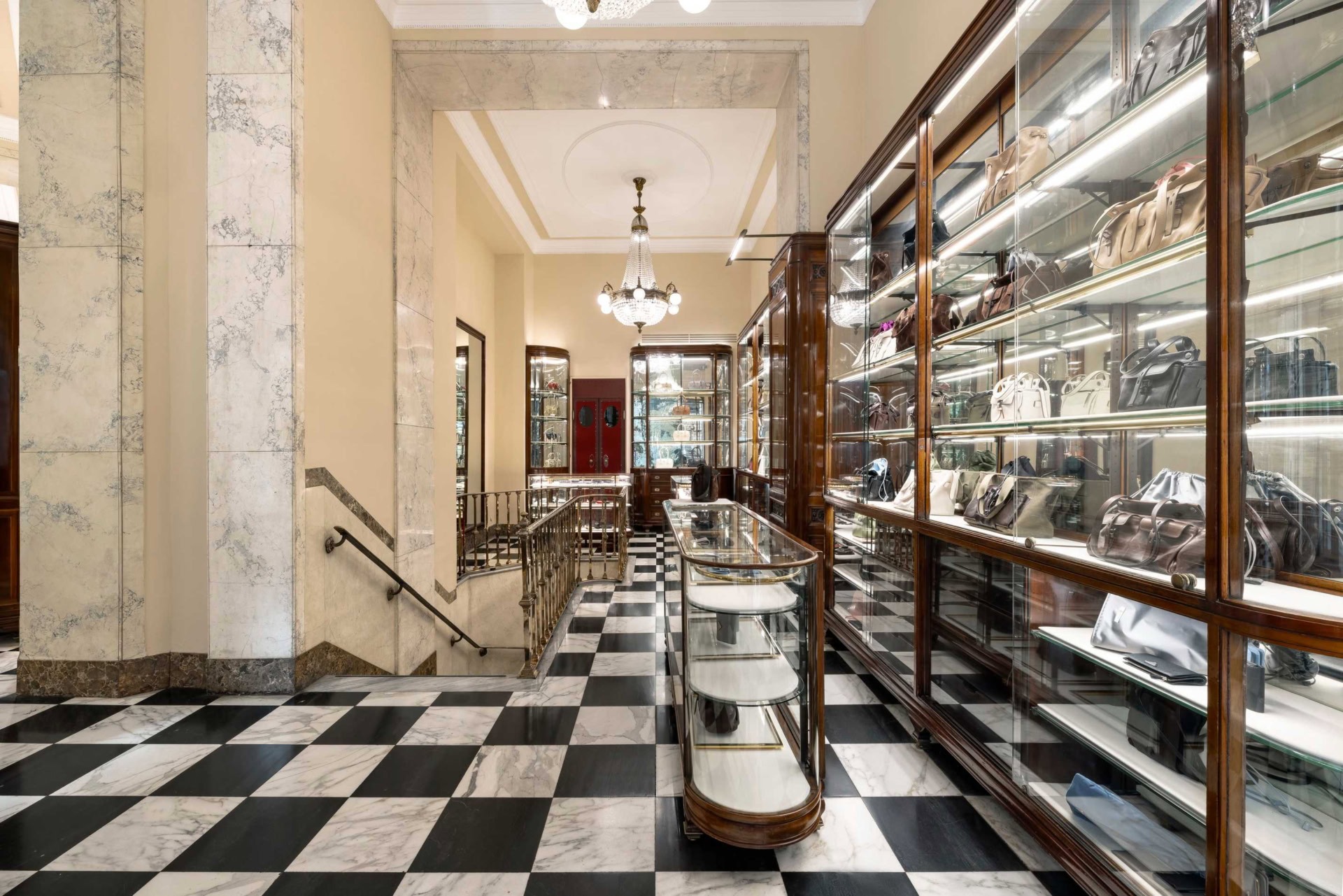 Интерьер бутика Prada Donna с витринами и чёрно-белым полом