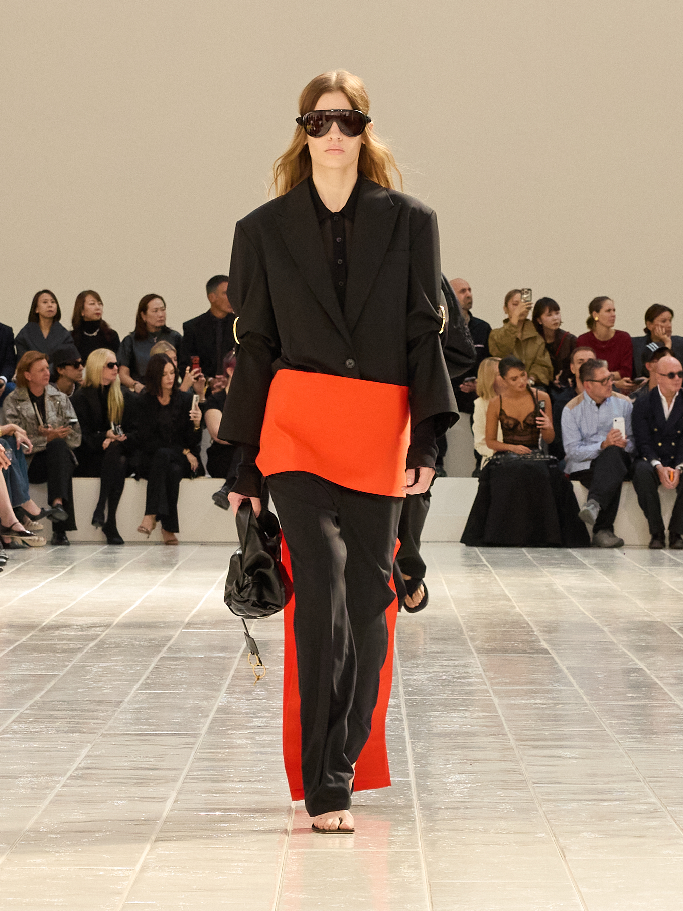 Чёрный костюм Balenciaga с красным поясом и драпировкой