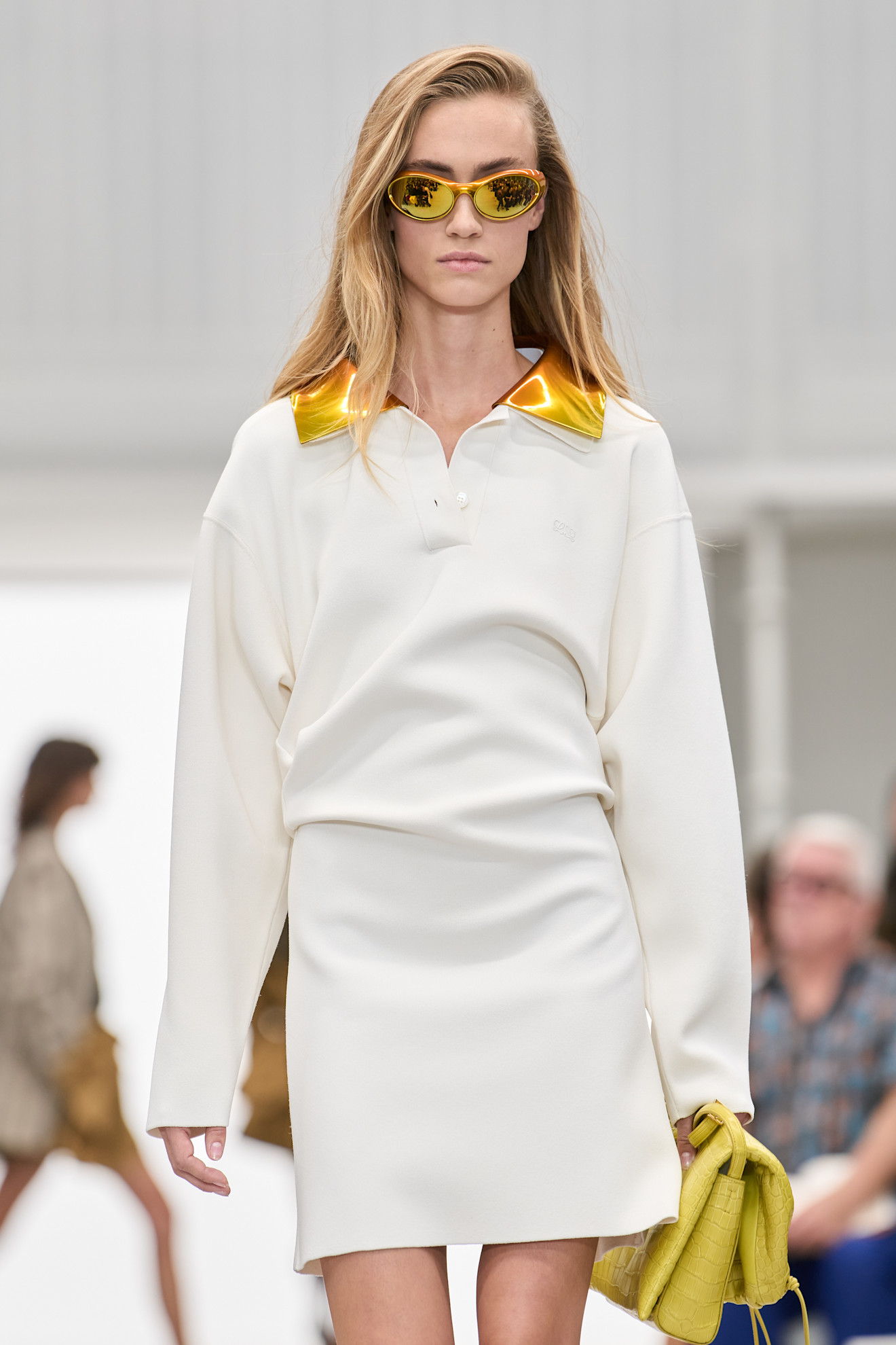 Белое мини-платье Loewe с блестящим металлическим воротником