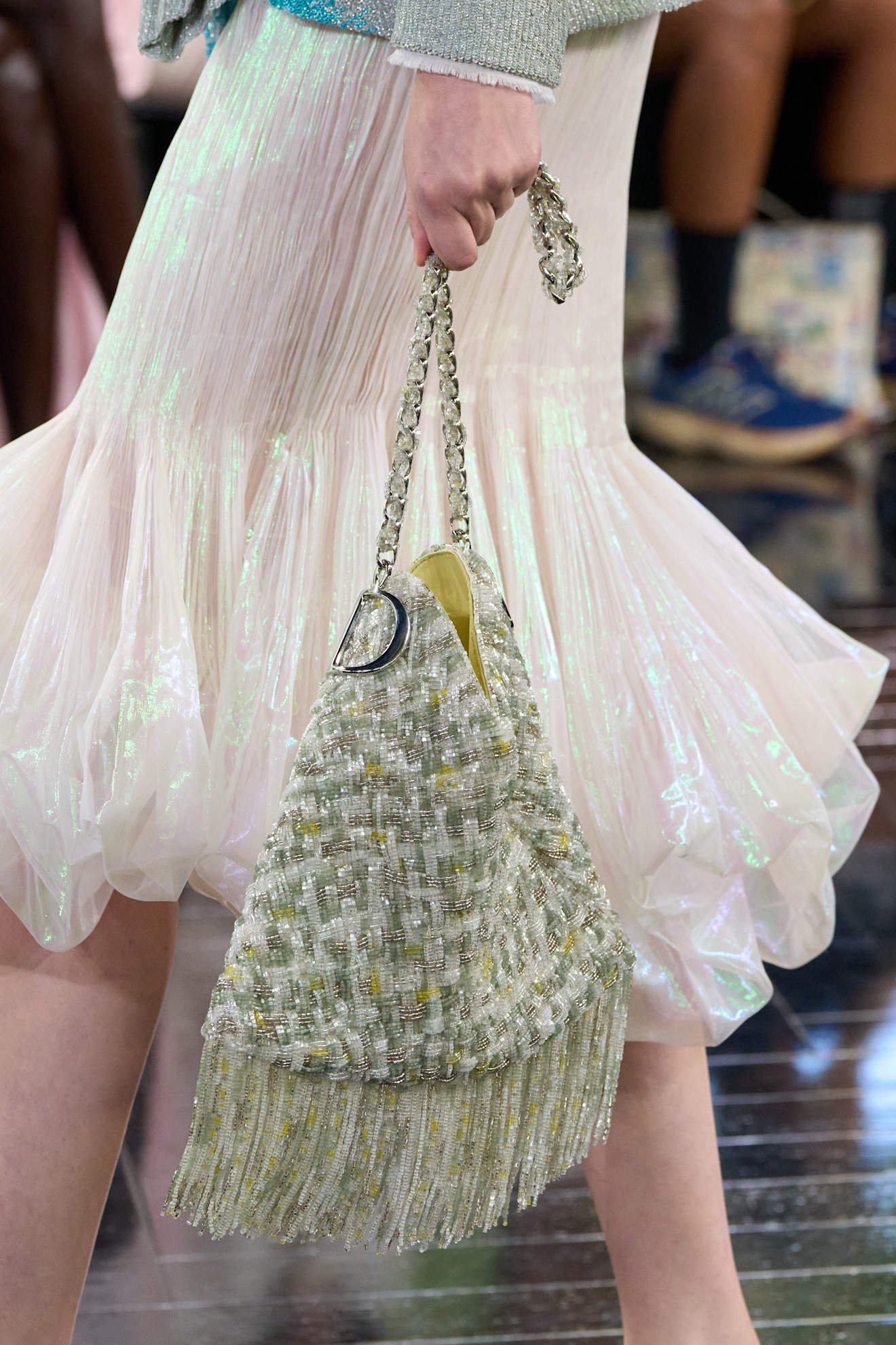 Светлая сумка Dior с бахромой на показе осень–зима 2026