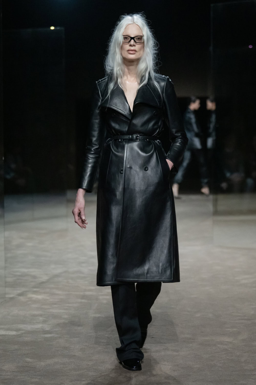 Чёрное кожаное пальто с поясом Tom Ford весна–лето 2027