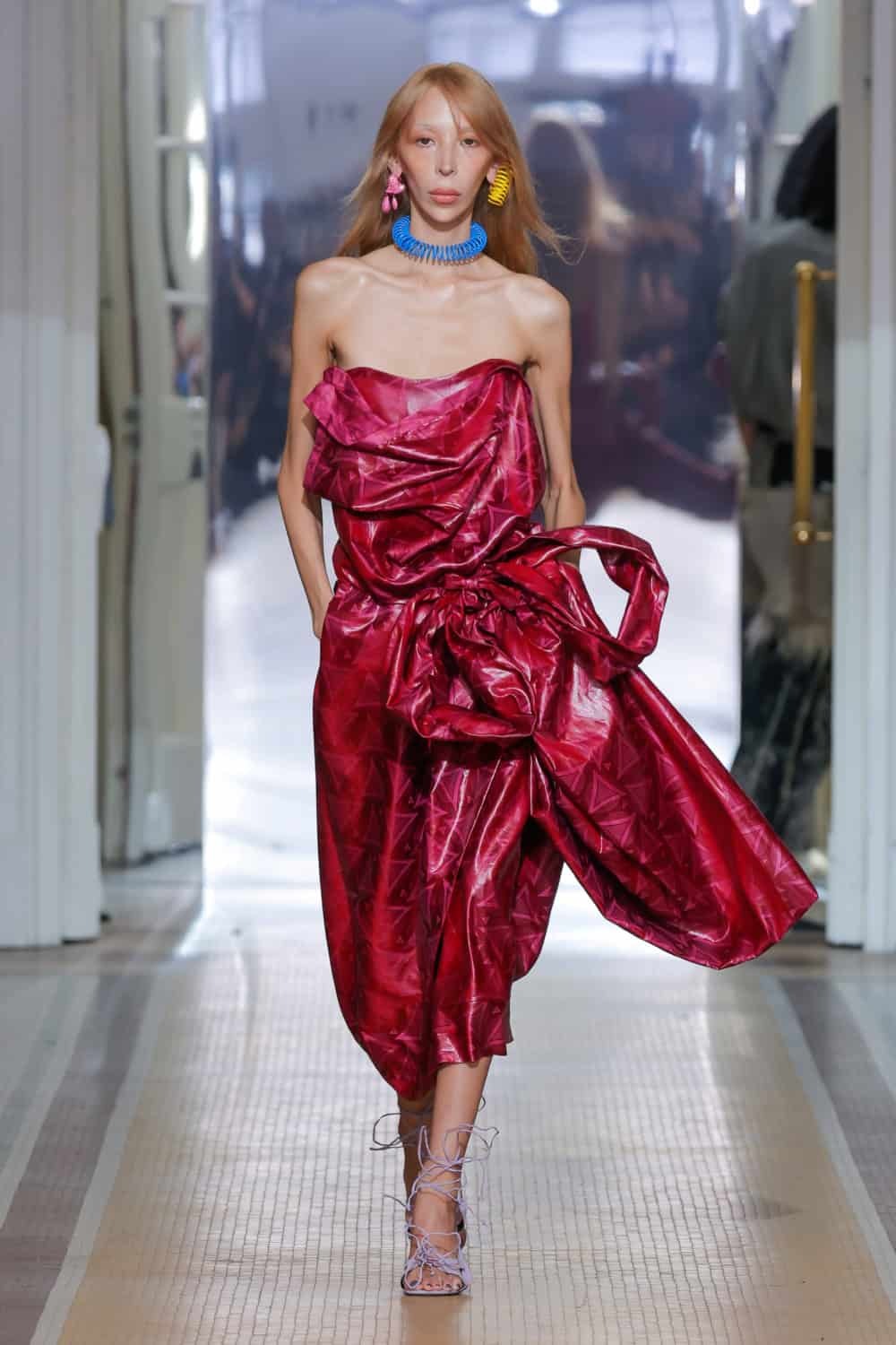 Красное драпированное платье Vivienne Westwood на показе весна–лето 2027