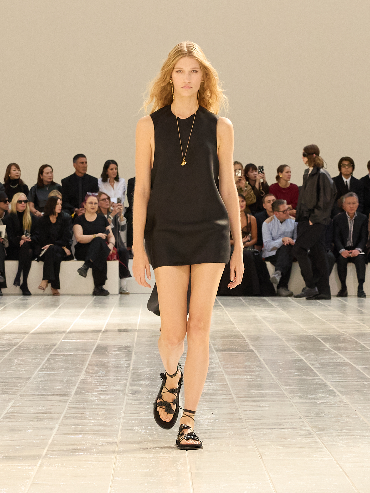 Чёрное мини-платье Balenciaga с завязками у шеи