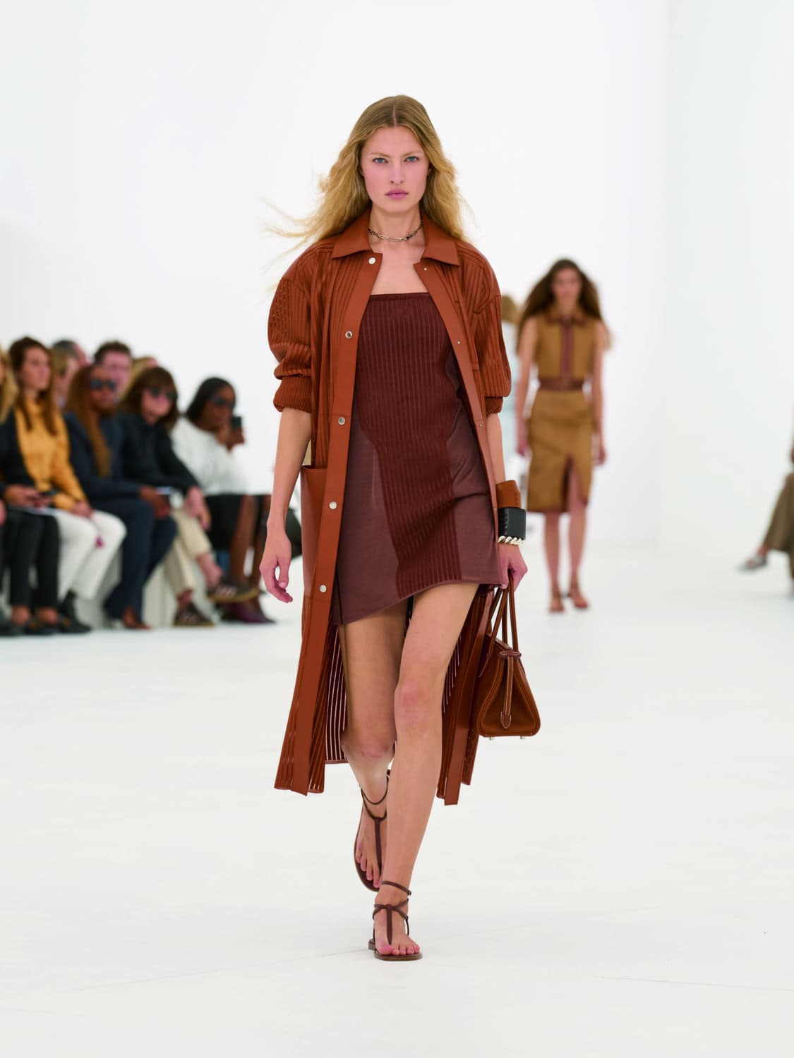 Коричневый комплект Hermès с удлинённой курткой и шортами