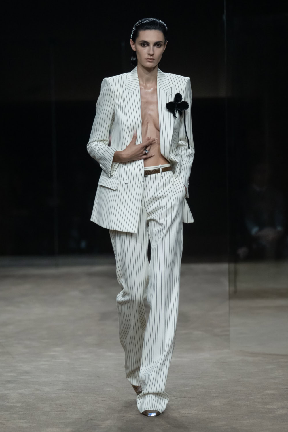 Белый костюм в полоску с открытым жакетом на показе Tom Ford SS27