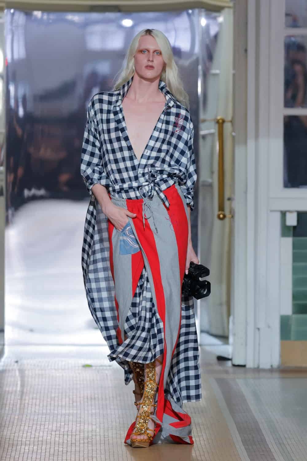 Клетчатый ансамбль Vivienne Westwood с красно-белыми полосатыми деталями