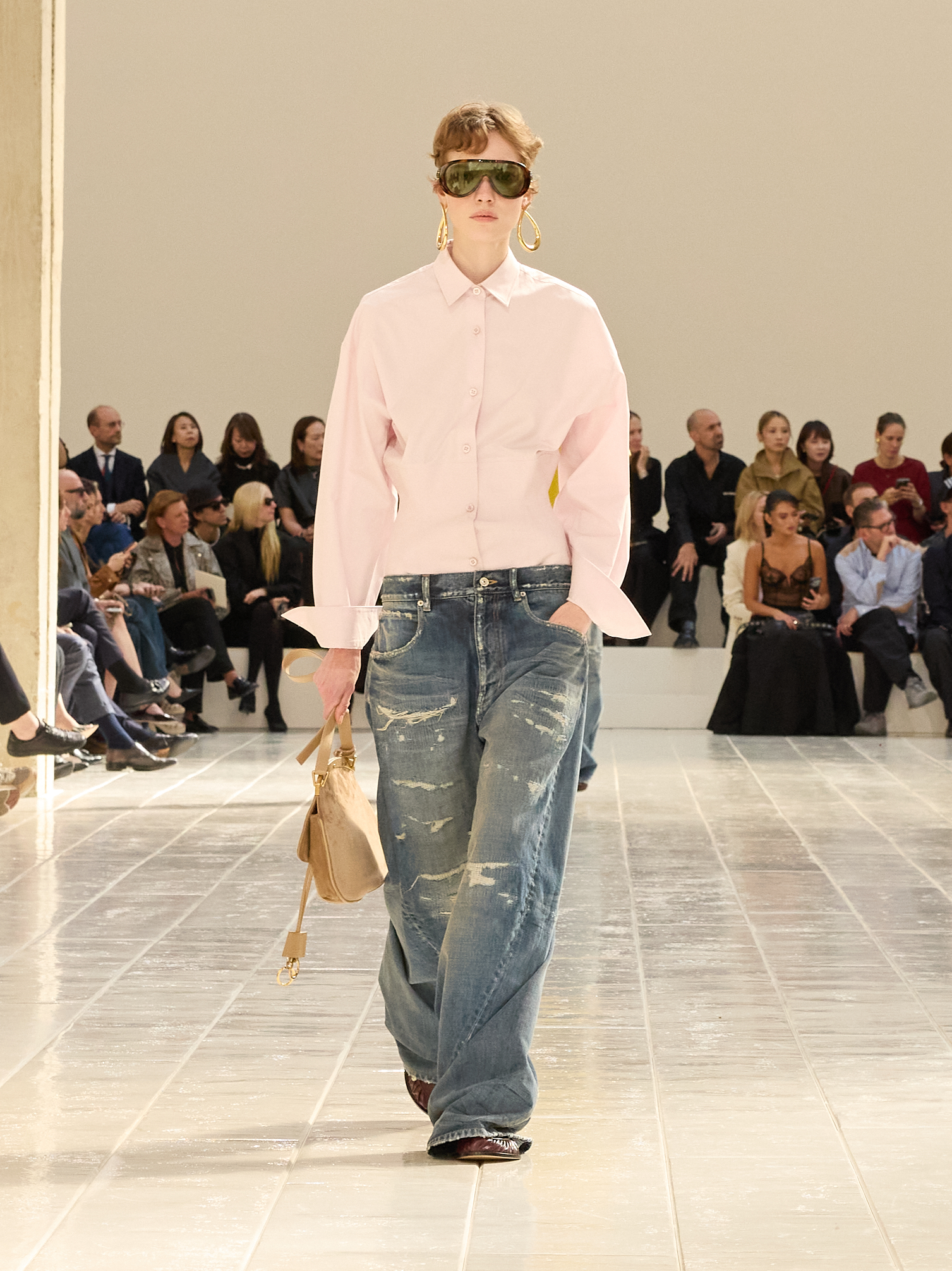 Розовая рубашка Balenciaga с широкими потёртыми джинсами