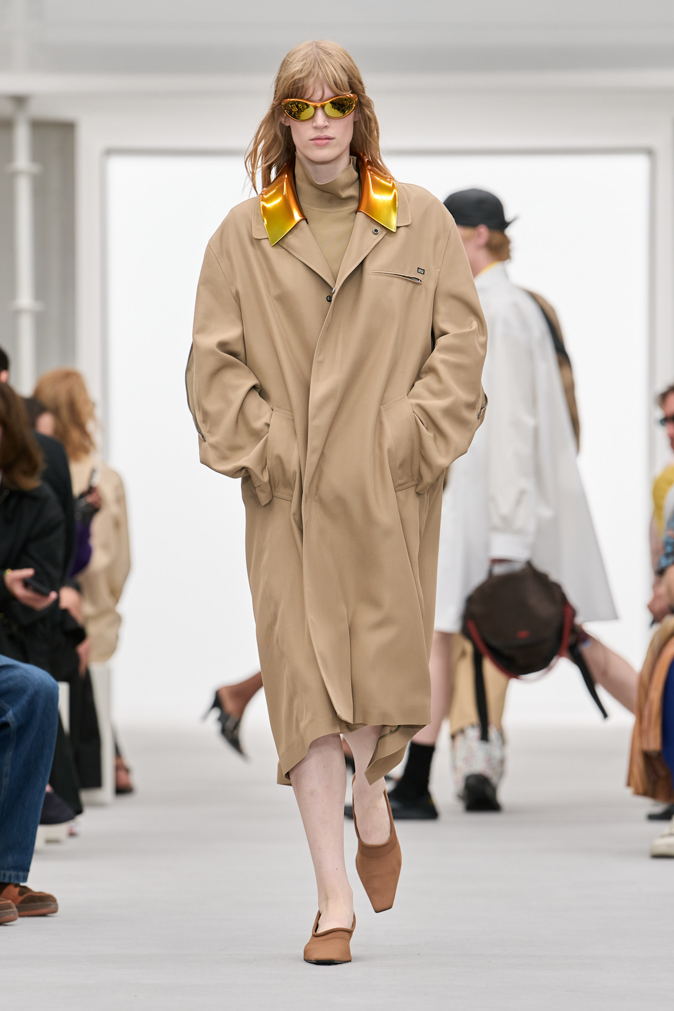 Бежевый тренч Loewe с ярким отражающим воротником