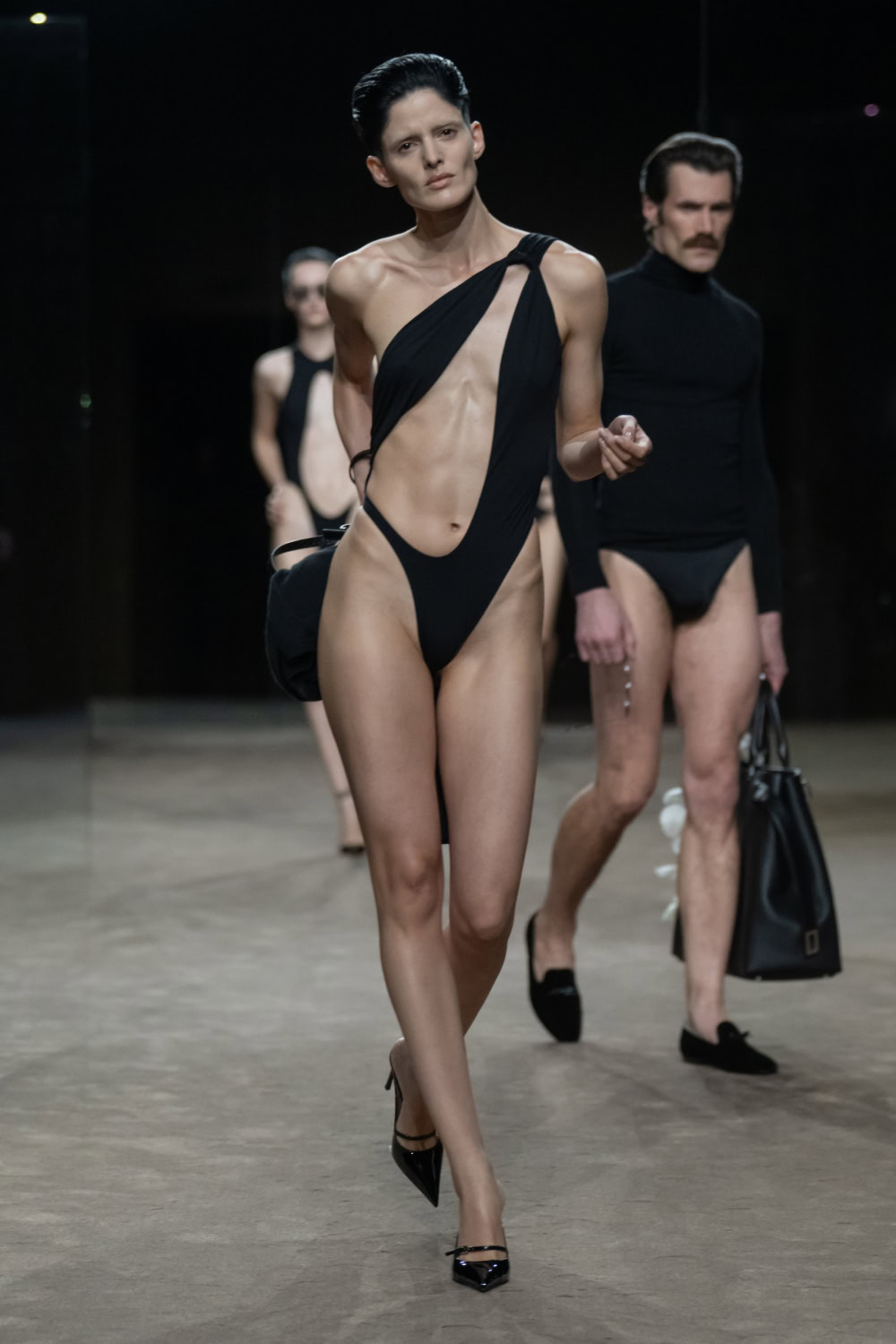 Чёрный купальный костюм с геометрическими вырезами Tom Ford SS27