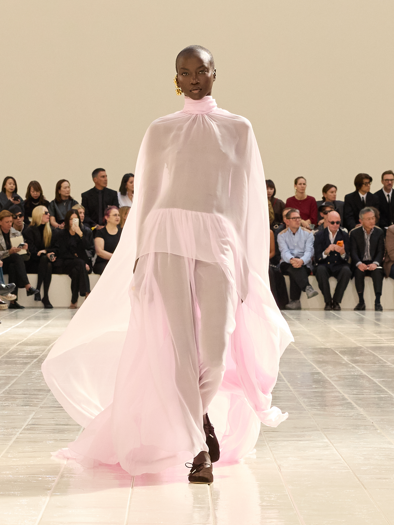 Прозрачное светло-розовое платье Balenciaga на подиуме
