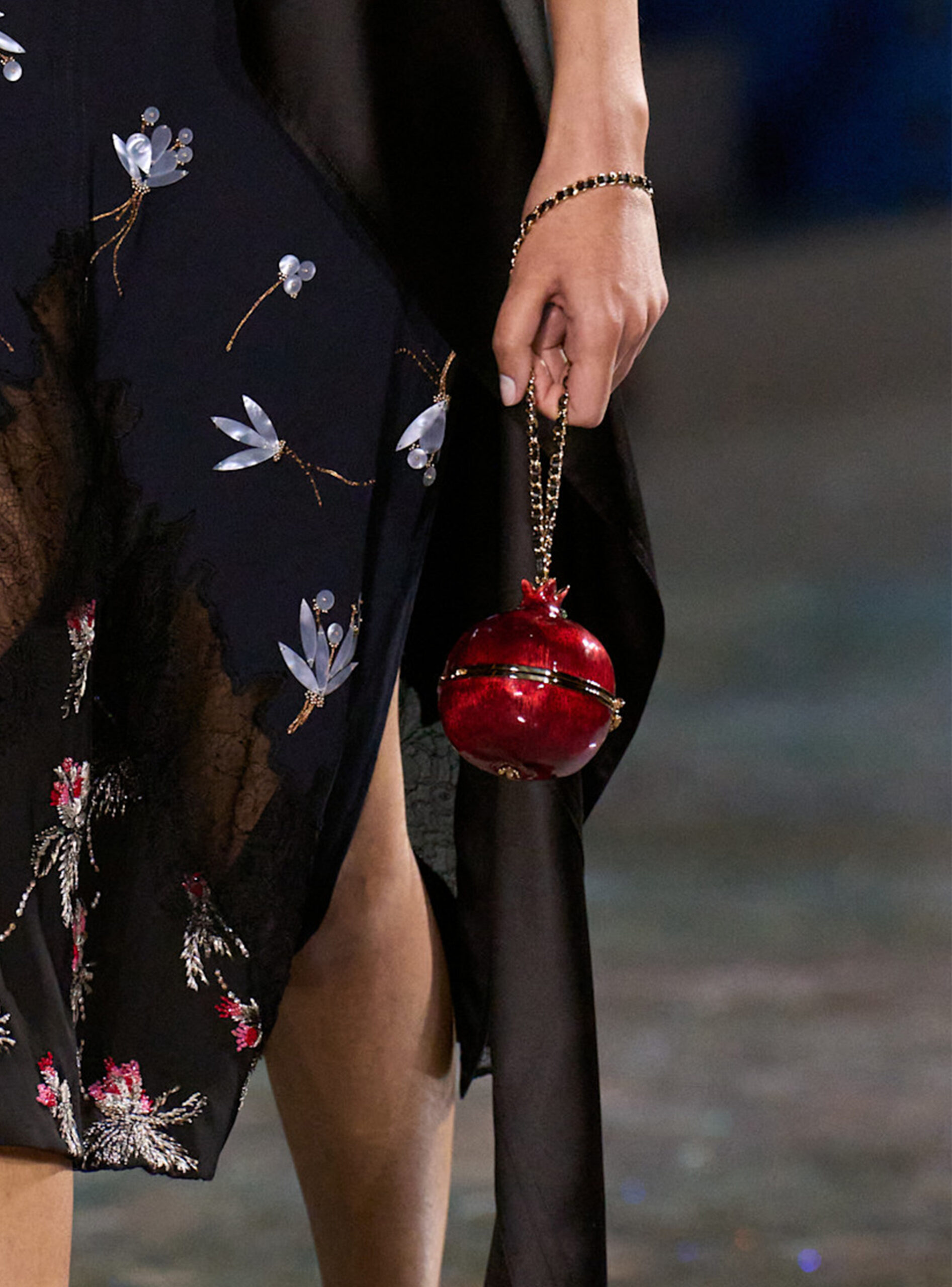 Красная миниатюрная сумка Chanel округлой формы