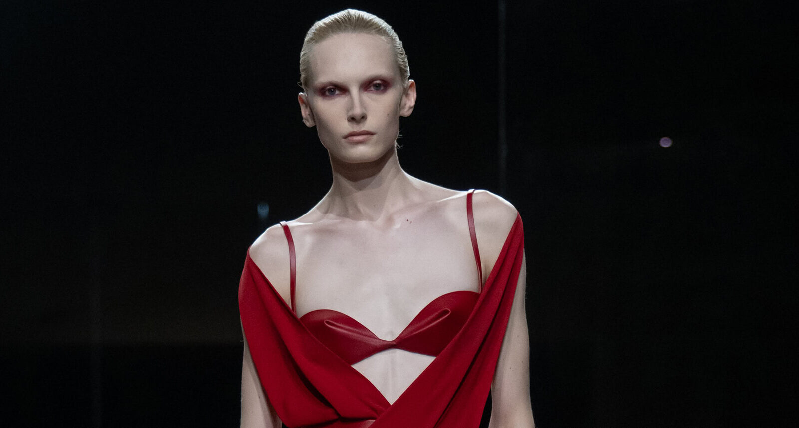 Красное вечернее платье на показе Tom Ford весна–лето 2027