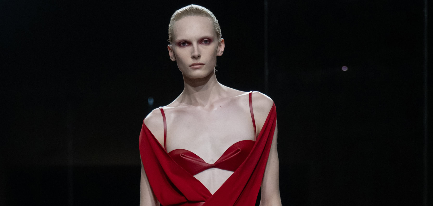 Красное вечернее платье на показе Tom Ford весна–лето 2027