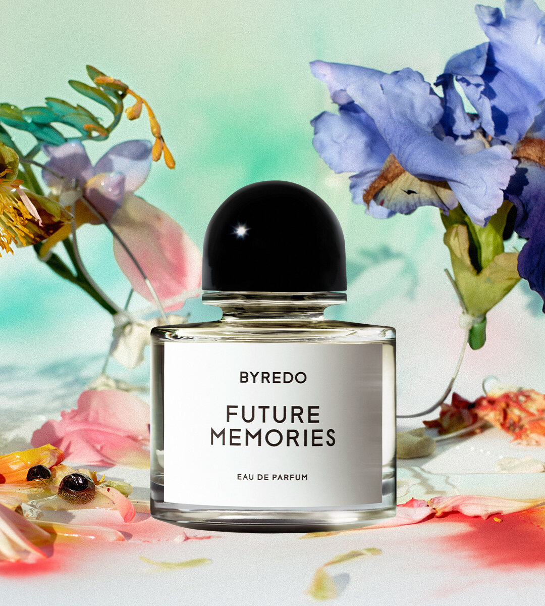 Флакон Byredo Future Memories среди ирисов и цветочных лепестков