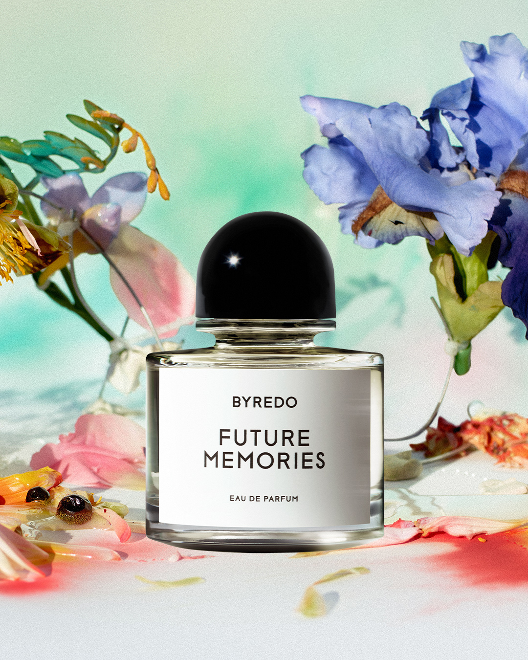 Флакон Byredo Future Memories среди ирисов и цветочных лепестков