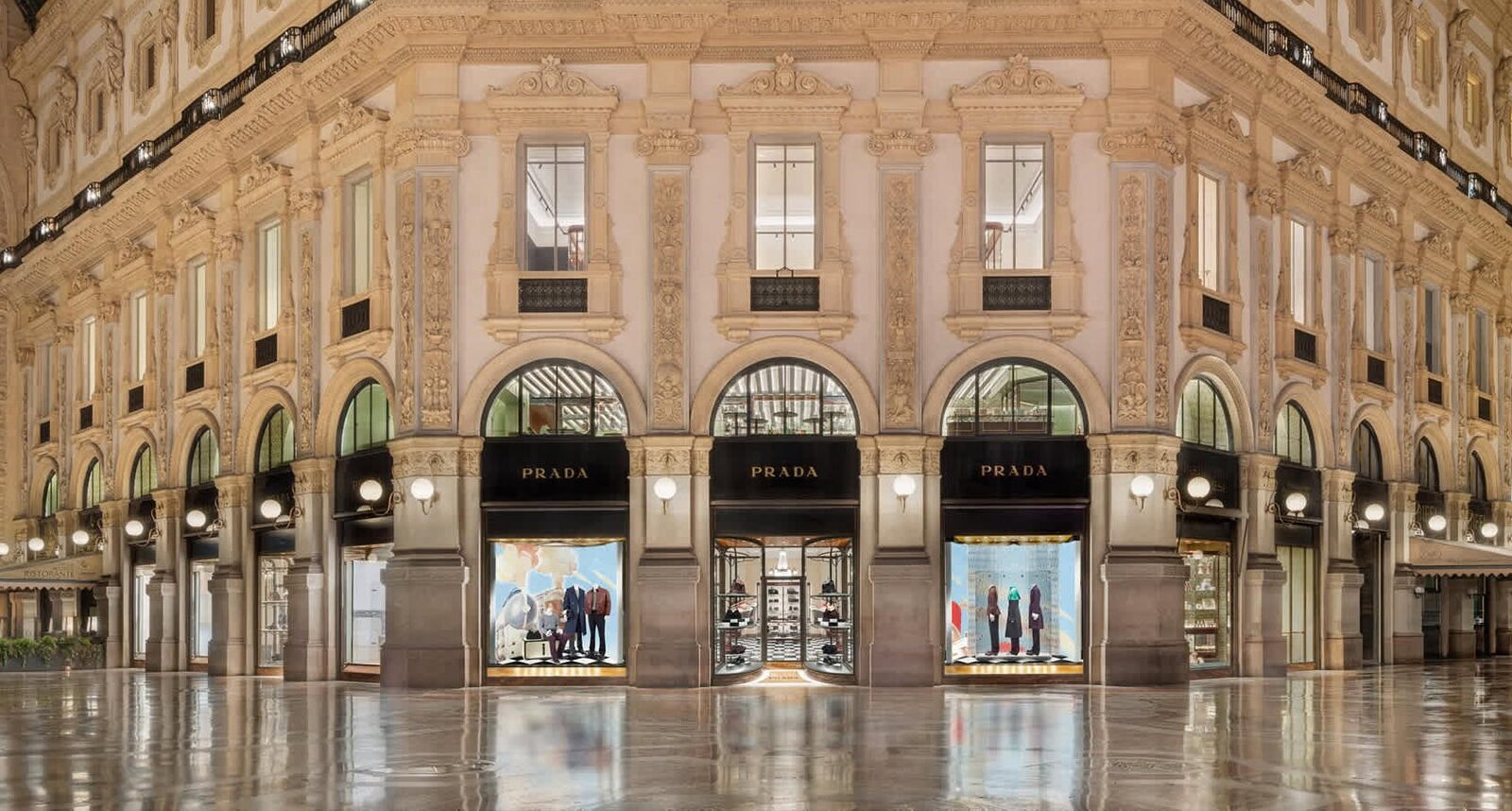 Фасад Prada Galleria в миланской галерее Витторио Эмануэле II