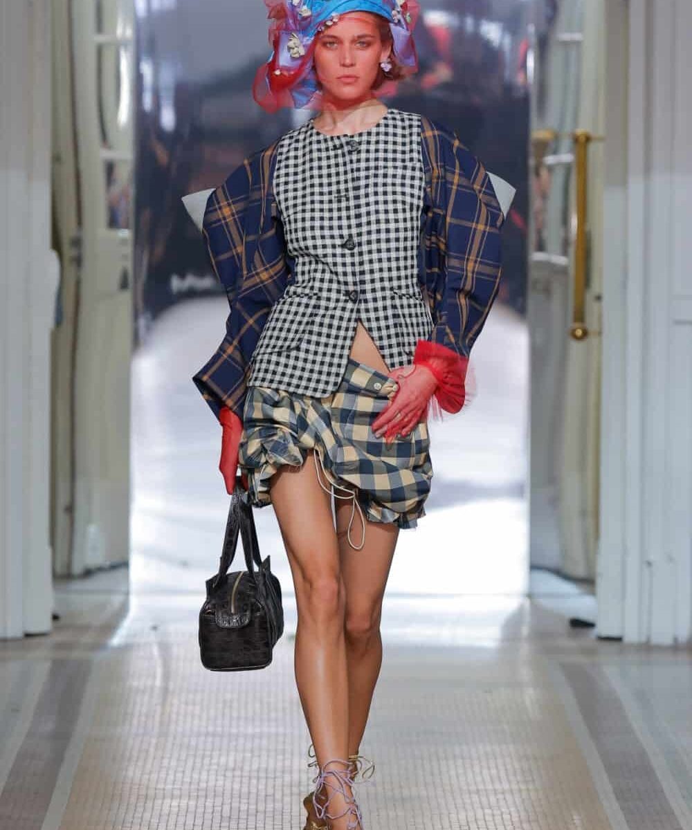Клетчатый образ Vivienne Westwood с коротким жакетом и ярким головным убором