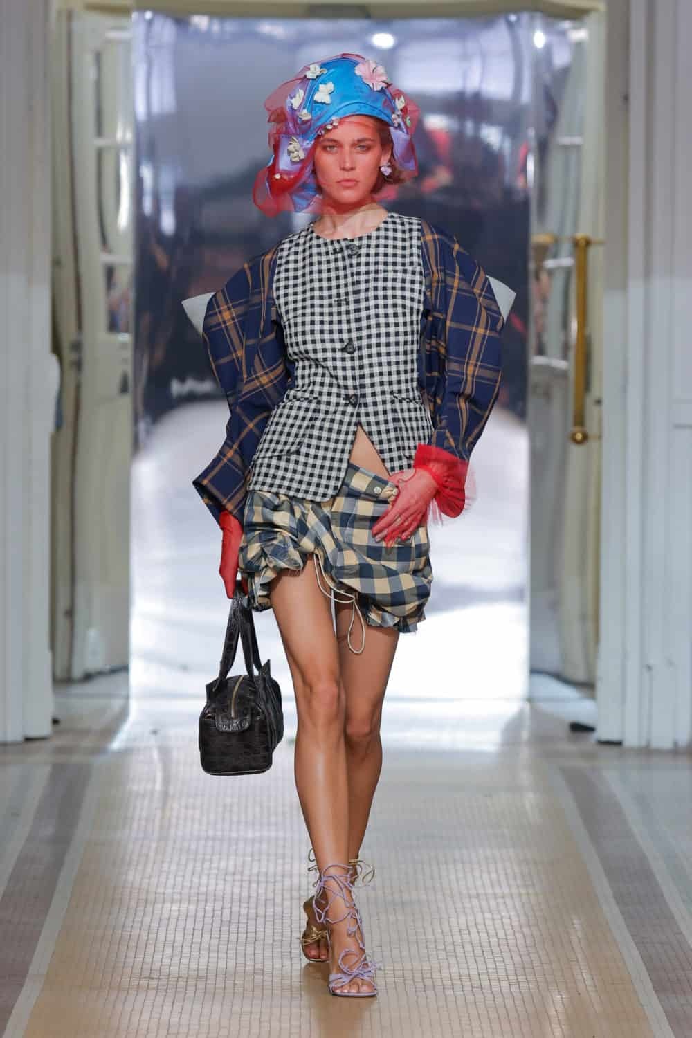 Клетчатый образ Vivienne Westwood с коротким жакетом и ярким головным убором