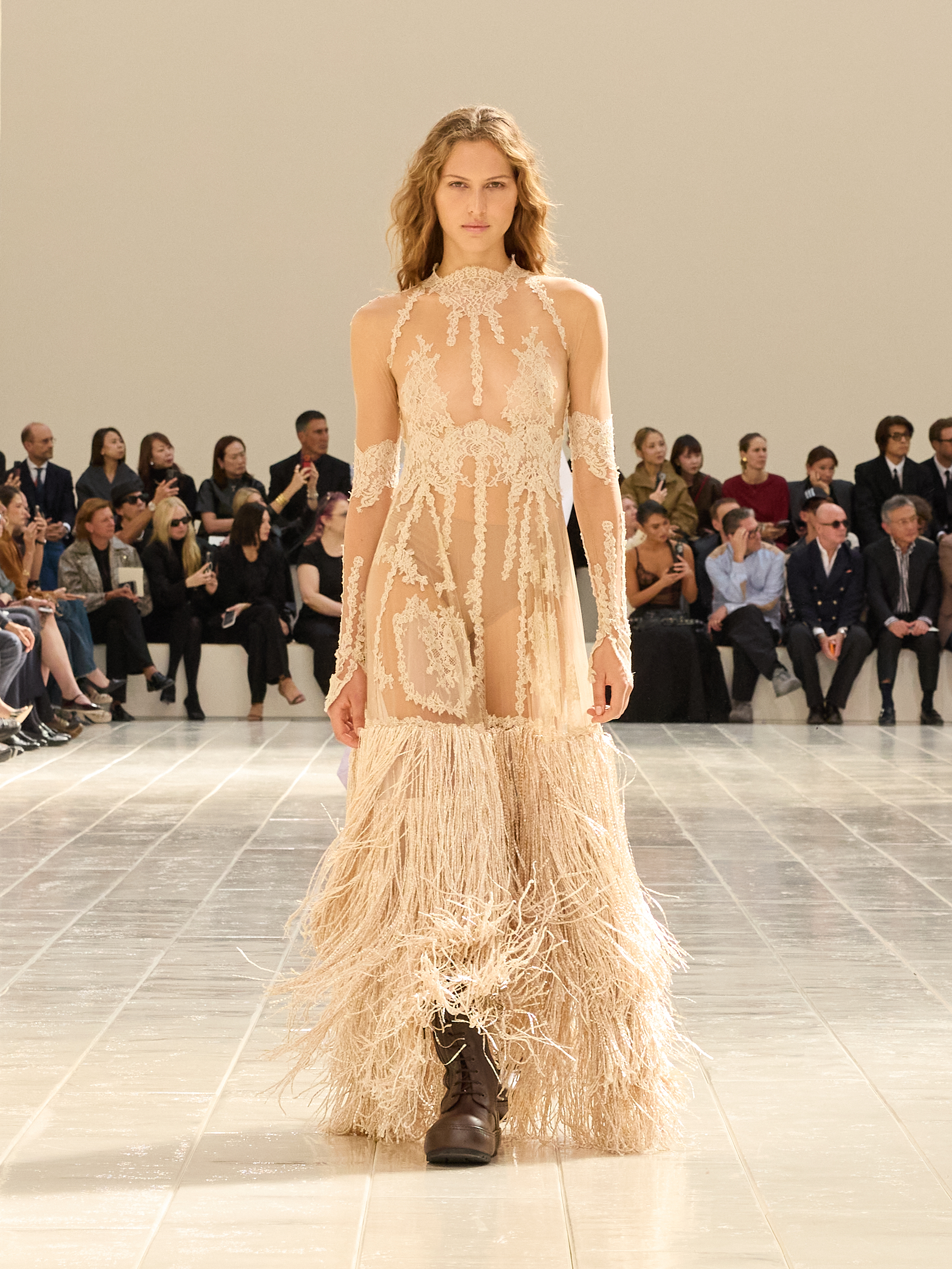 Светлое кружевное платье Balenciaga весна–лето 2027 на показе в Париже